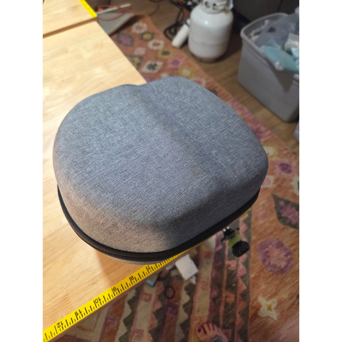 Oculus VR headset case needs a little glue good condition otherwise oculus