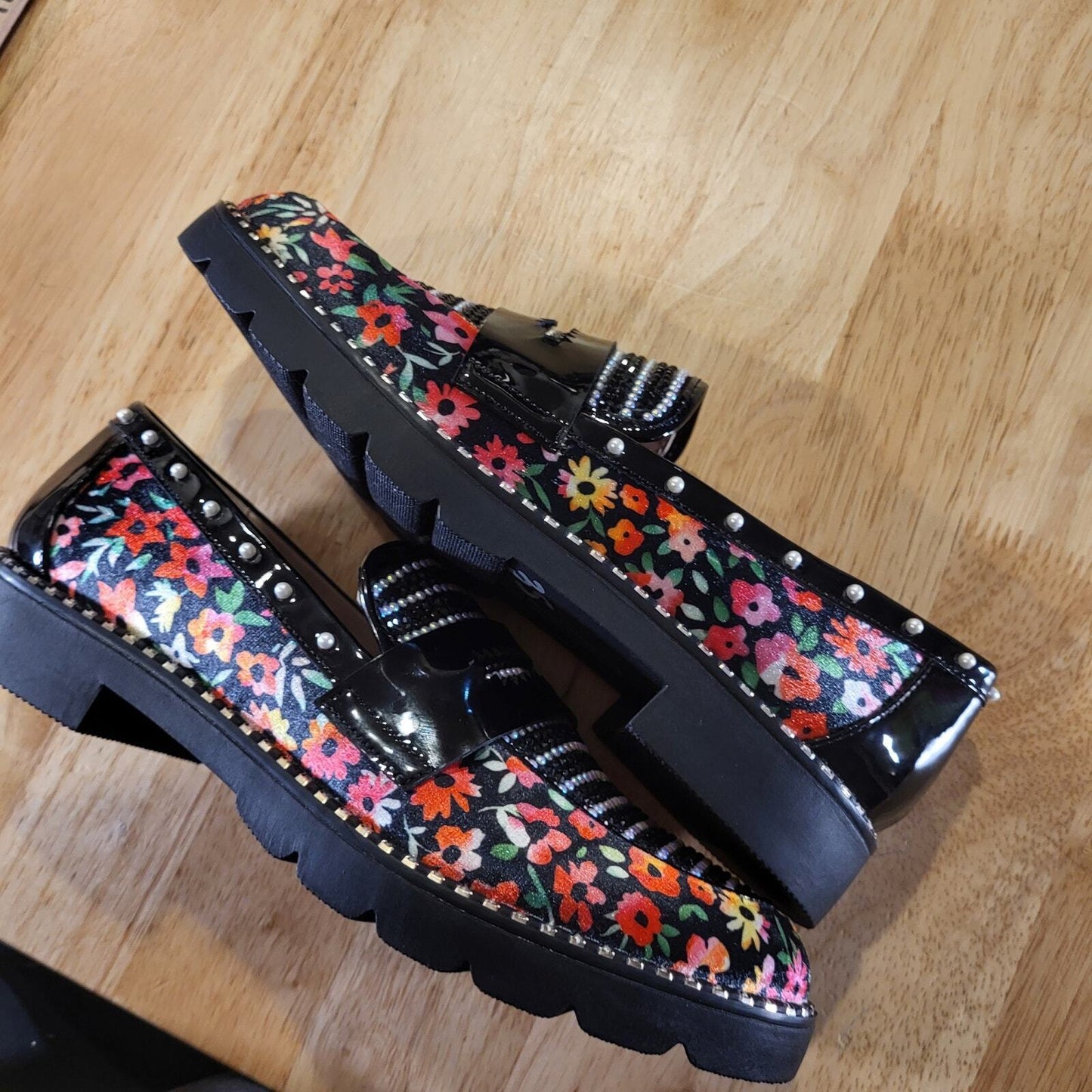 New Without Box Betsey Johnson Darian Loafer BLACK Ditsy Floral size 6.5 Rubber