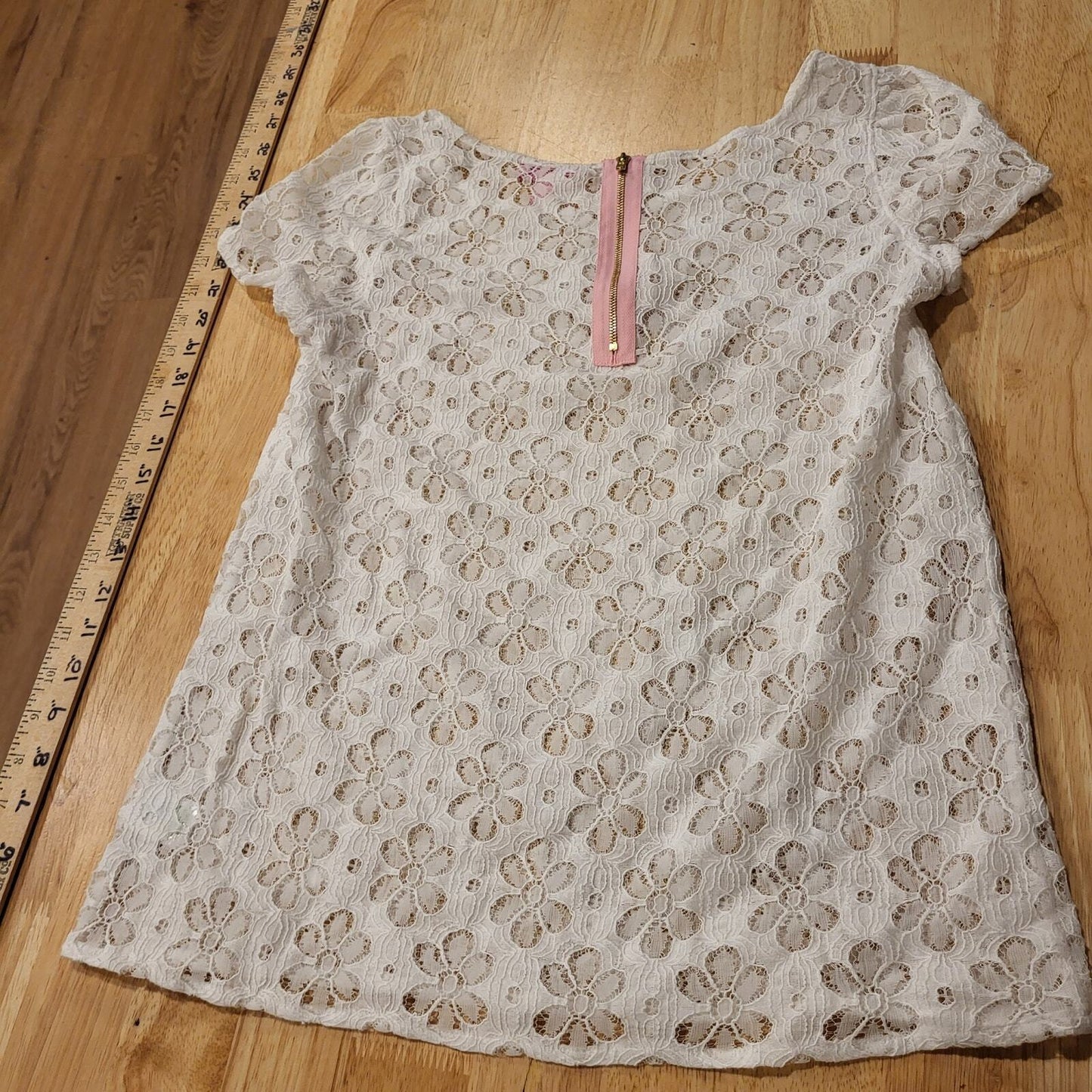 White Daisy Lace Lilly Pulitzer Short Sleeve Gold Zip Blouse 17" Pit 2 Pit XS