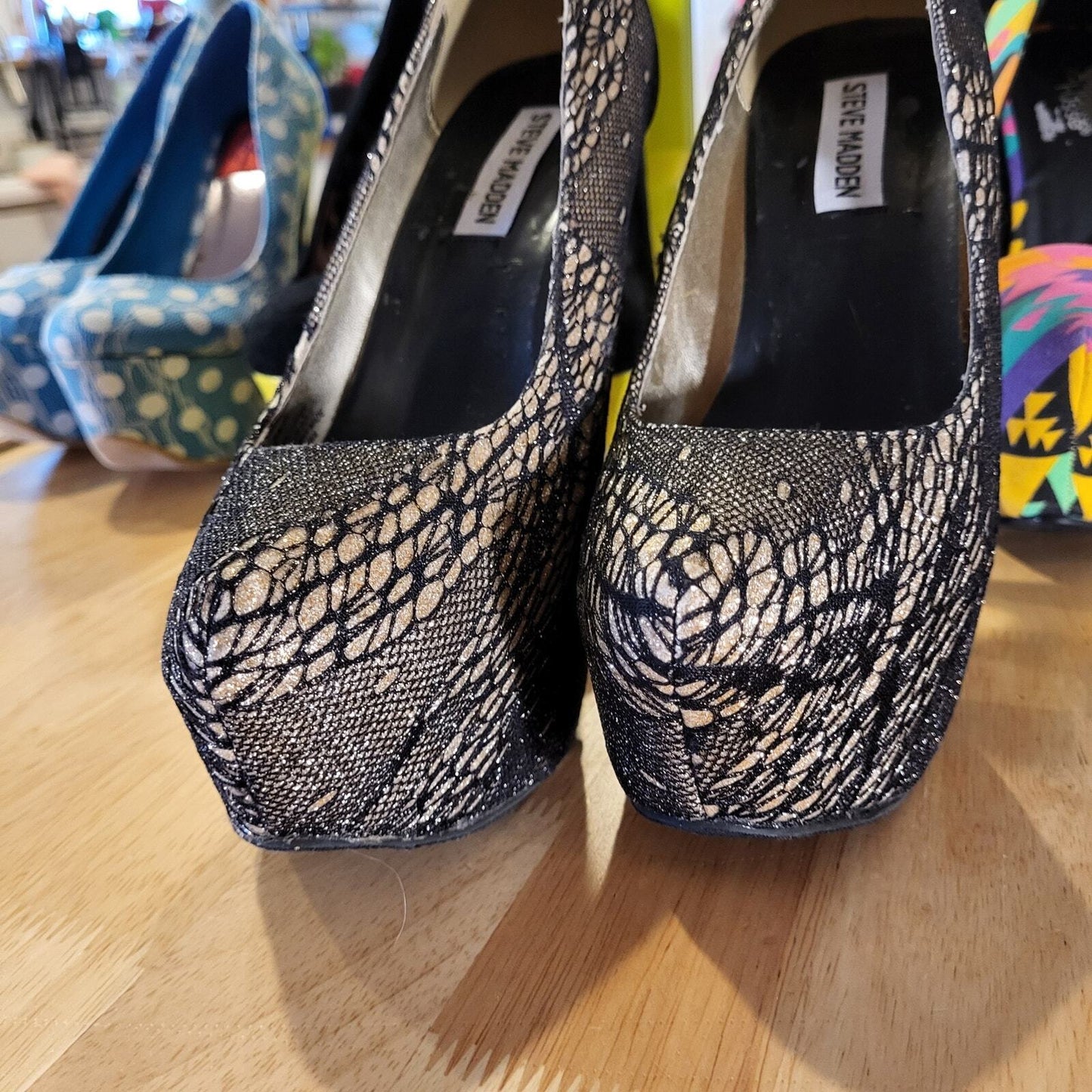 Steve Madden Gold Black Lace Platform Round Toe Heel Size 6