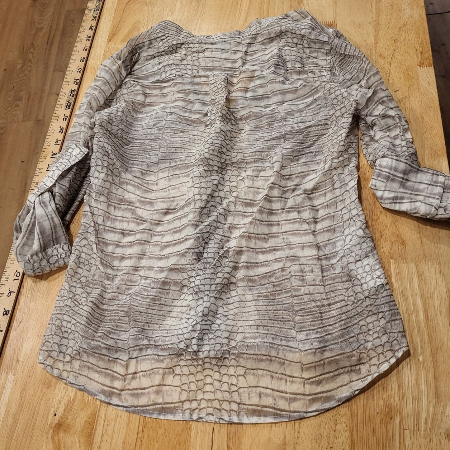 BCBGMAXAZRIA xs Snake Skin Print Rayon Blouse Cuff Sleeve Button Gold