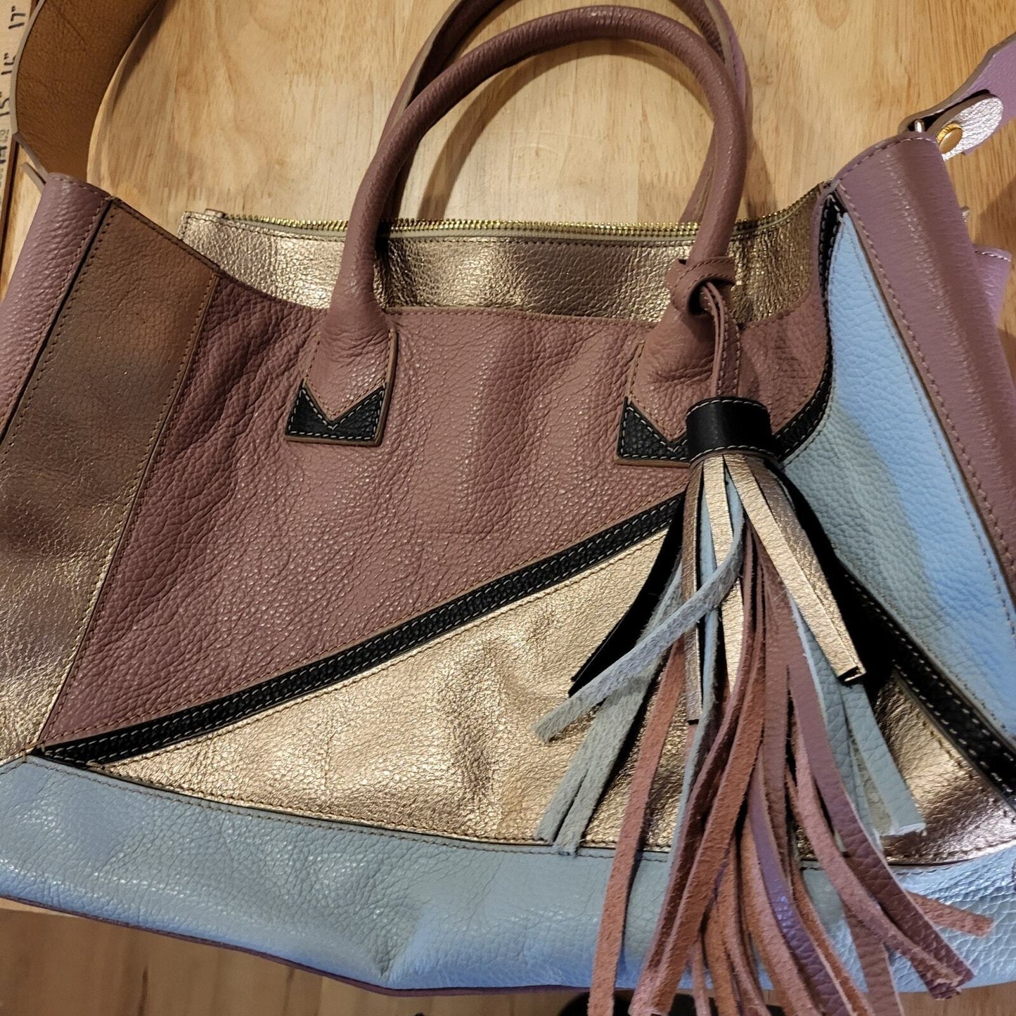 New! Vittoria Napoli Made in Italy Genuine Leather Pastel Metallic Shoulder