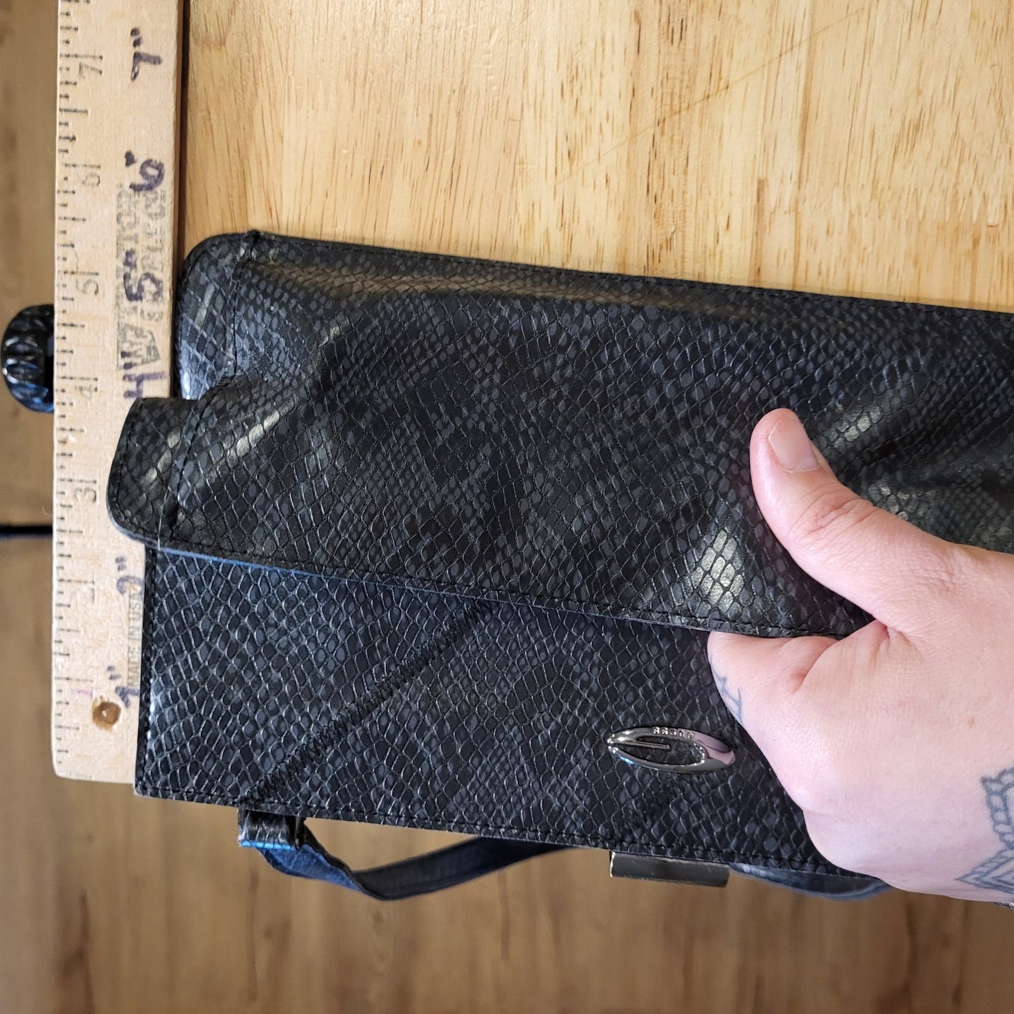Guess Gunmetal Gray Snake Skin Clutch Shoulder Bag Top Strap & Clasp 10" x 5"