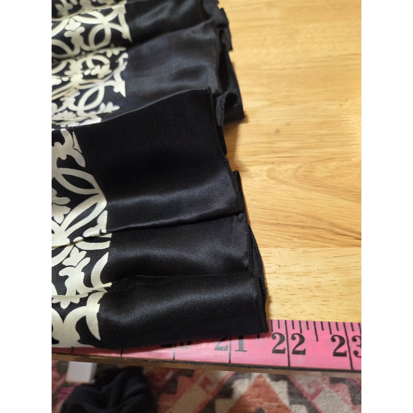 White House Black Market silk A-line skirt invisible zipper size 4 graphic