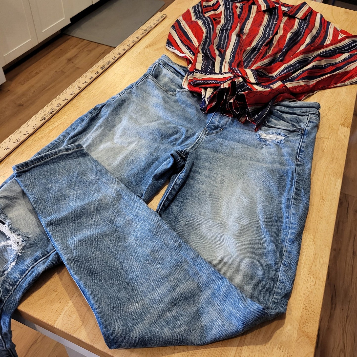 American Eagle Super Stretch Size 12 Straight Leg Distressed Medium Wash