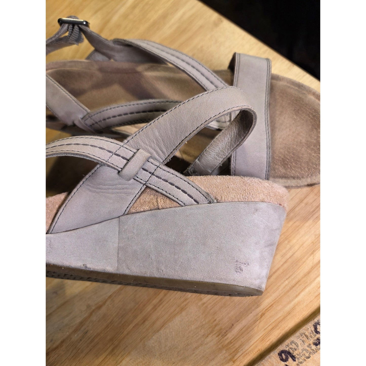 Ugg Beige Ultrasuede Strappy Wedge Sandel Buckle Stretch Size 9 rubber sole