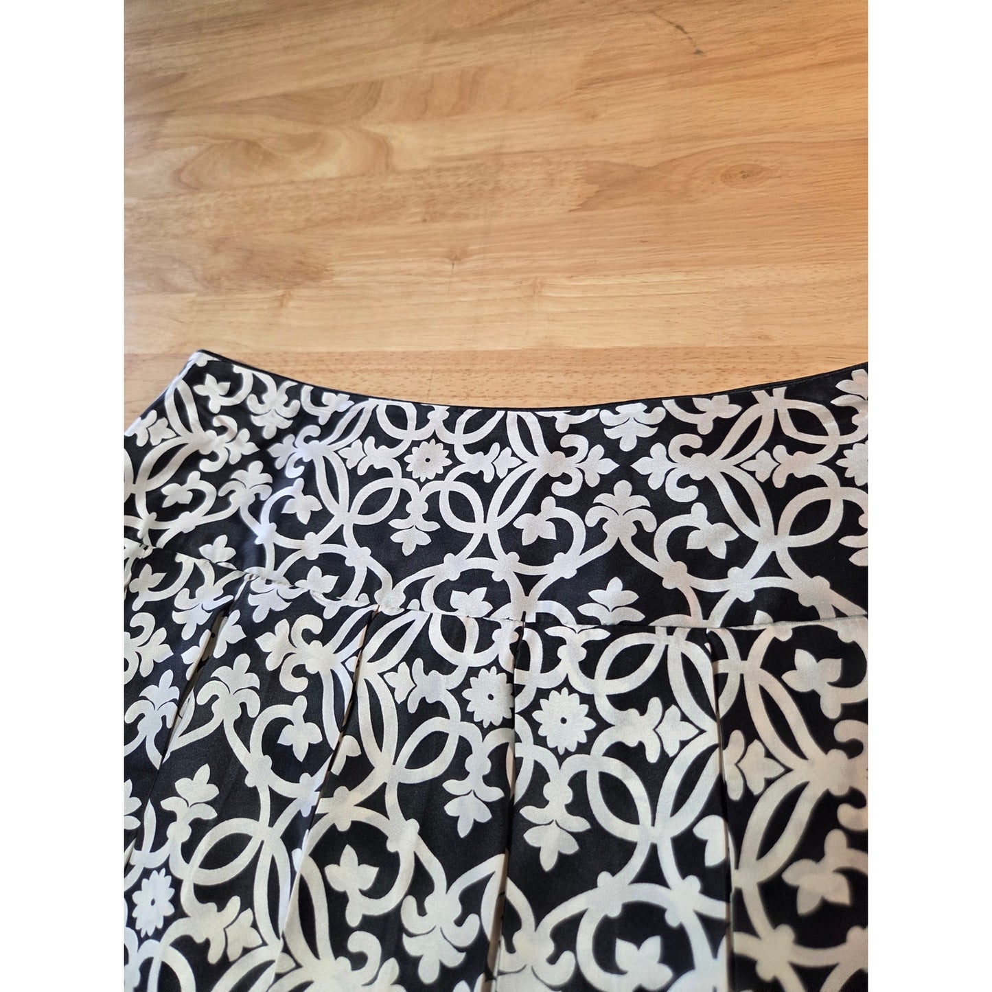 White House Black Market silk A-line skirt invisible zipper size 4 graphic