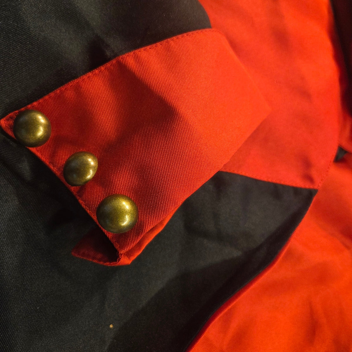 Assassin's Creed red black hooded zip jacket Tails button detail size medium