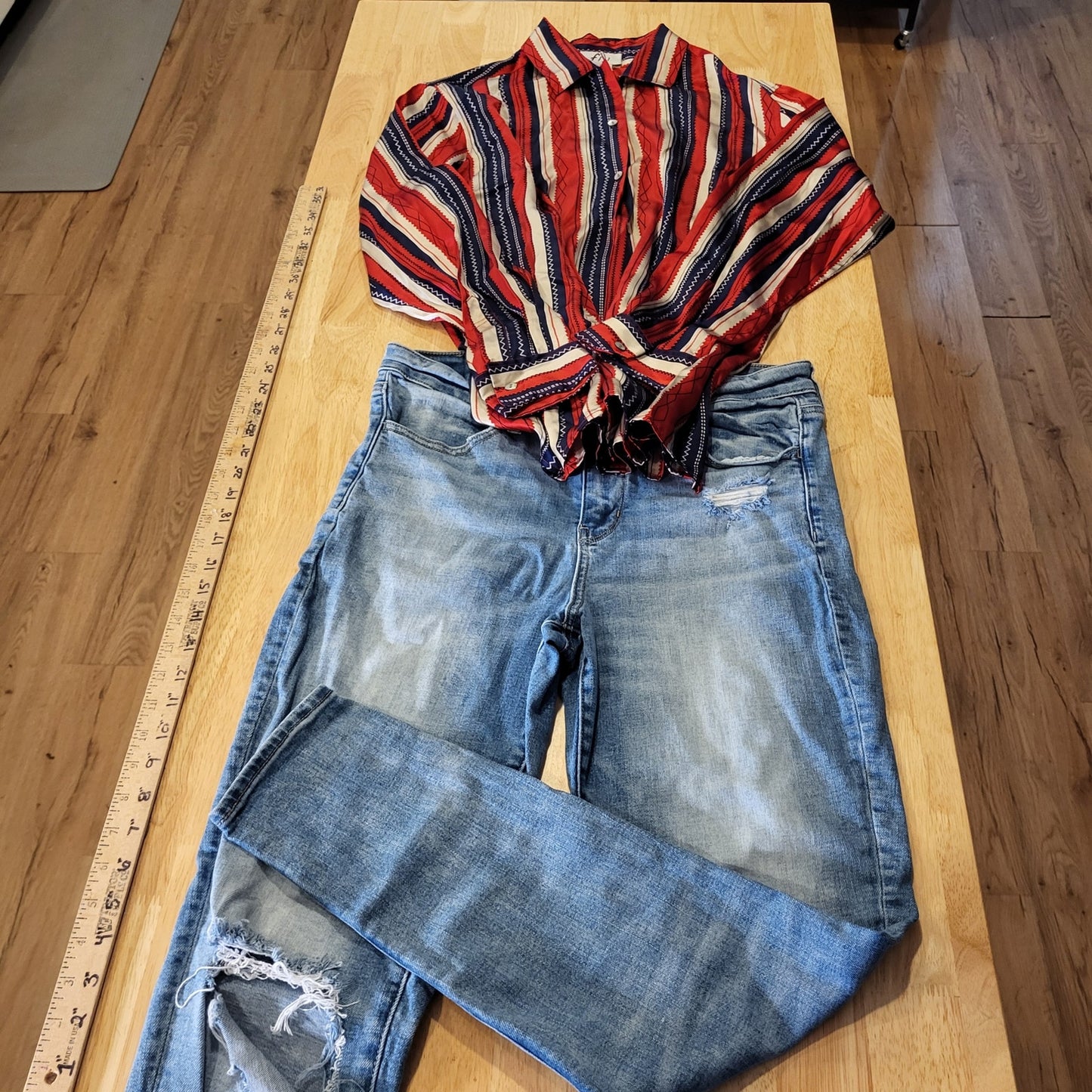 American Eagle Super Stretch Size 12 Straight Leg Distressed Medium Wash