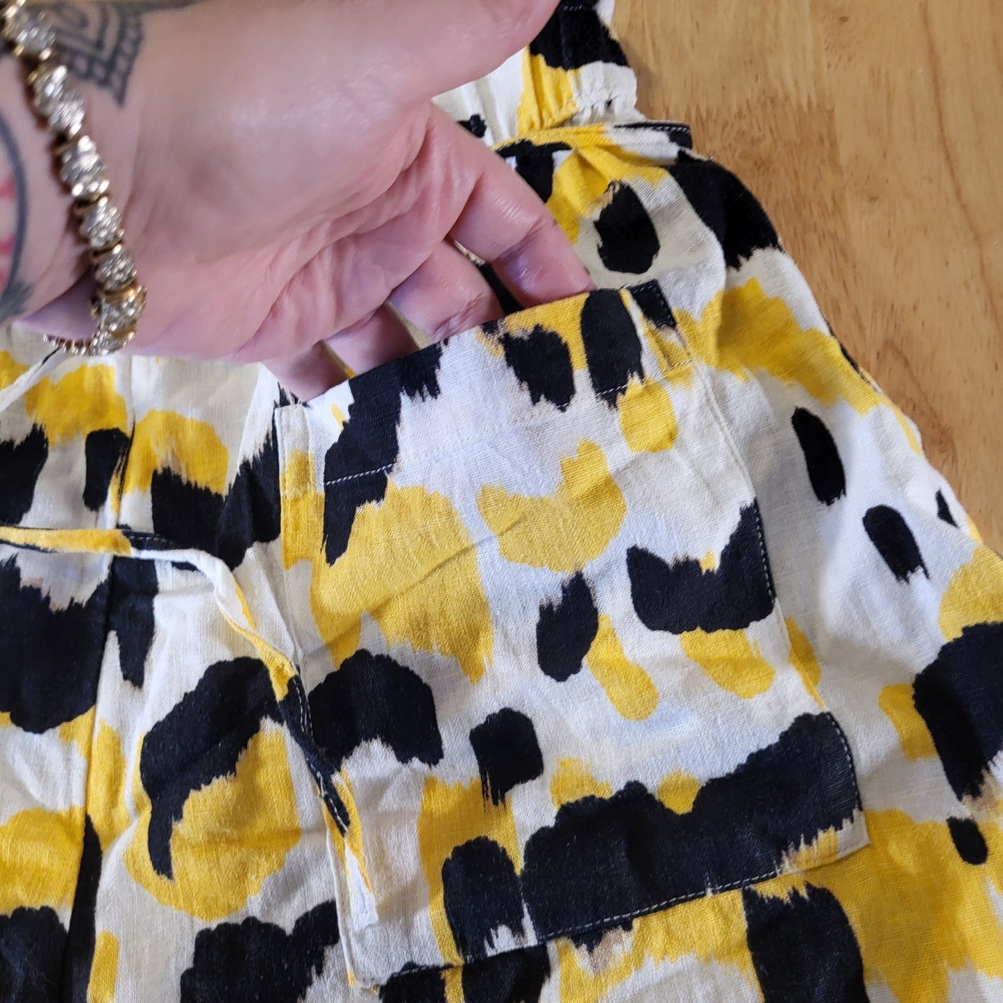 Who What Where Linen Rayon Yellow & Black Abstract Elastic Waist Shorts Small