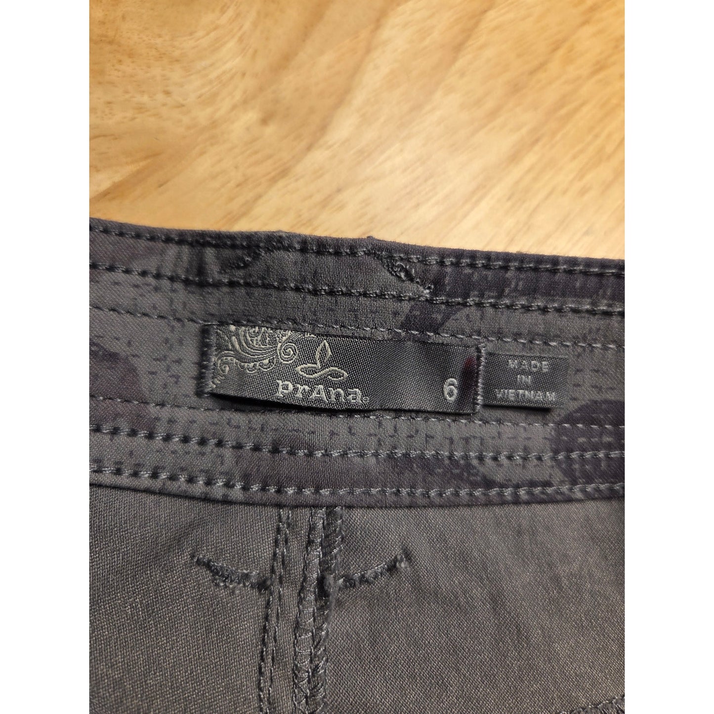 Prana size 6 gray camouflage exercise shorts Pockets button zipper activewear