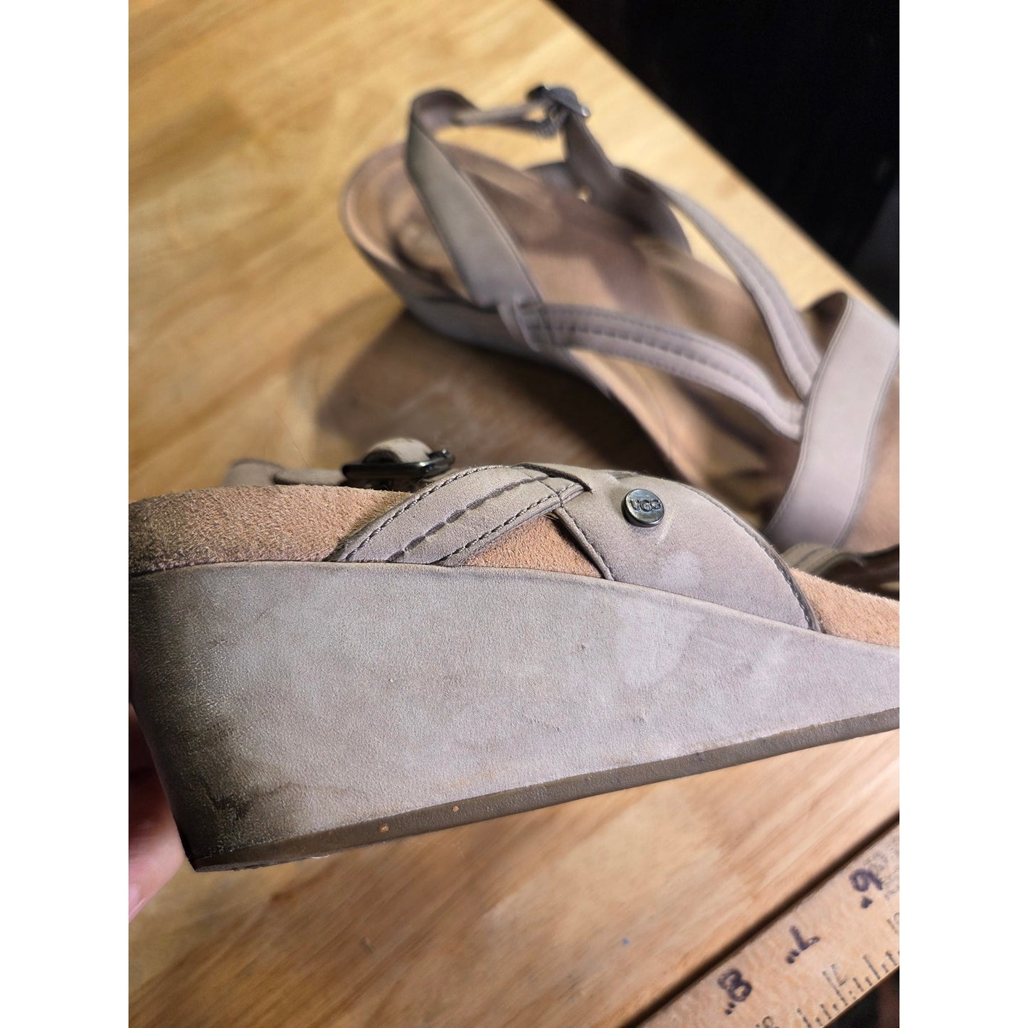 Ugg Beige Ultrasuede Strappy Wedge Sandel Buckle Stretch Size 9 rubber sole
