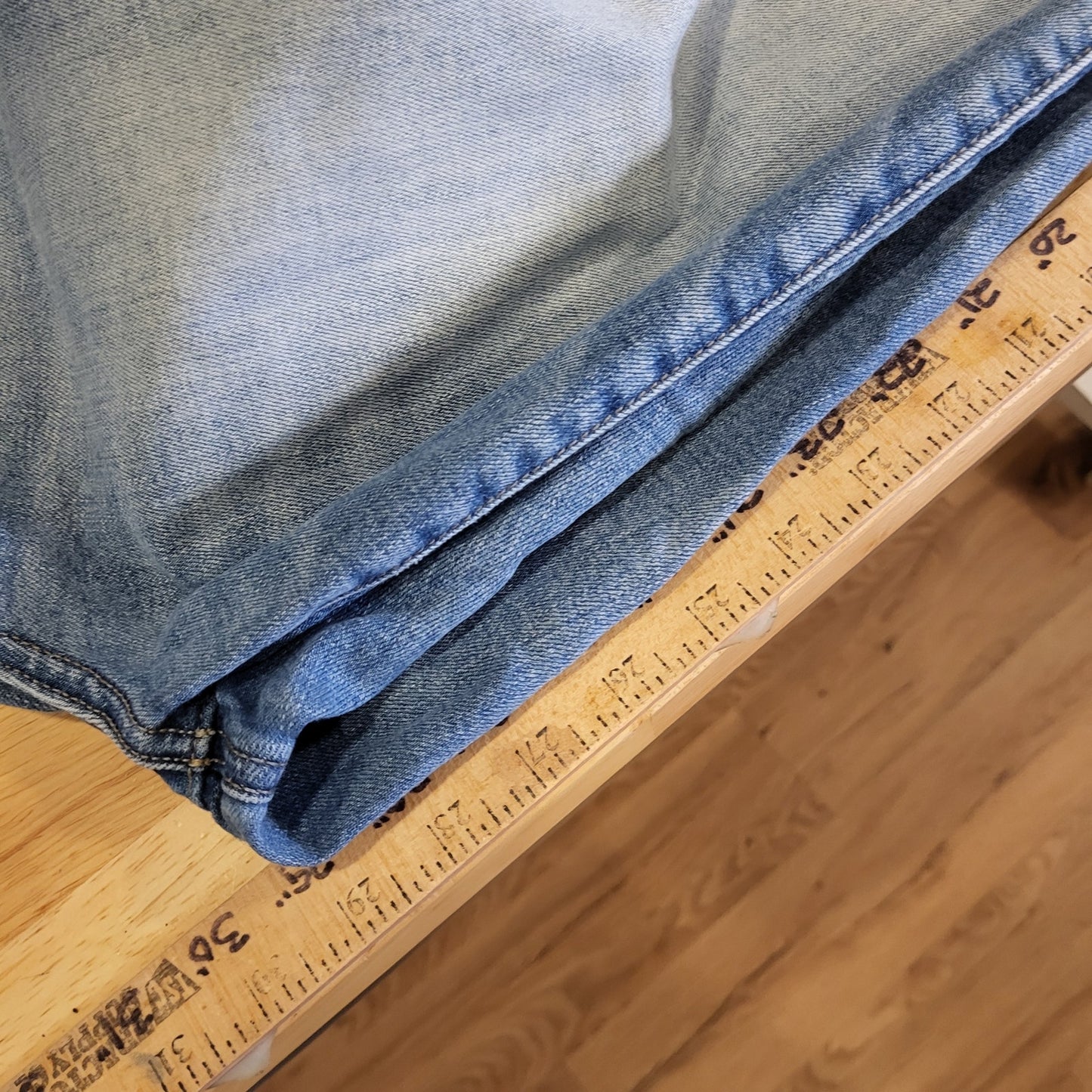 American Eagle Super Stretch Size 12 Straight Leg Distressed Medium Wash