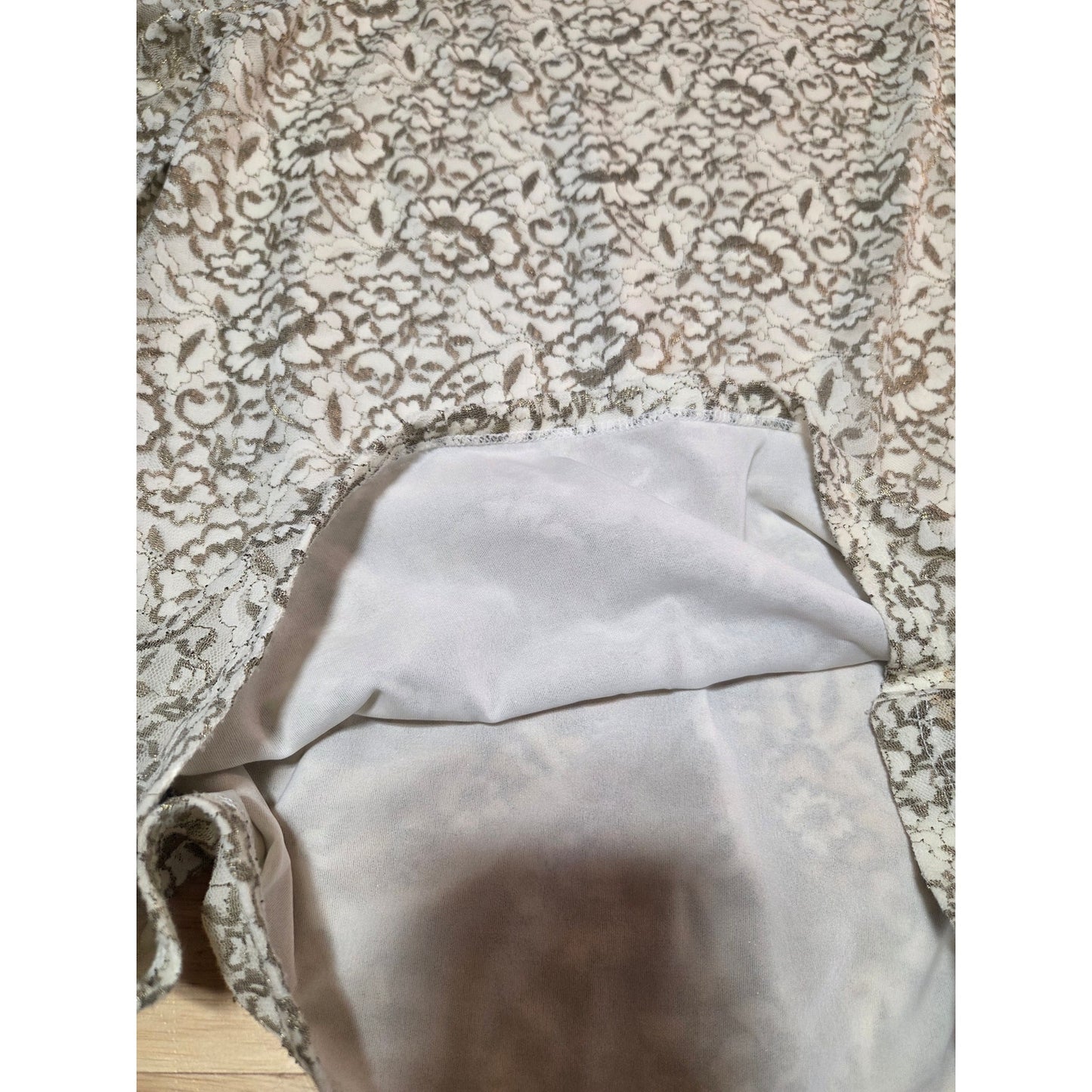 Liz Claiborne white metallic gold lace blouse lined size medium stretch