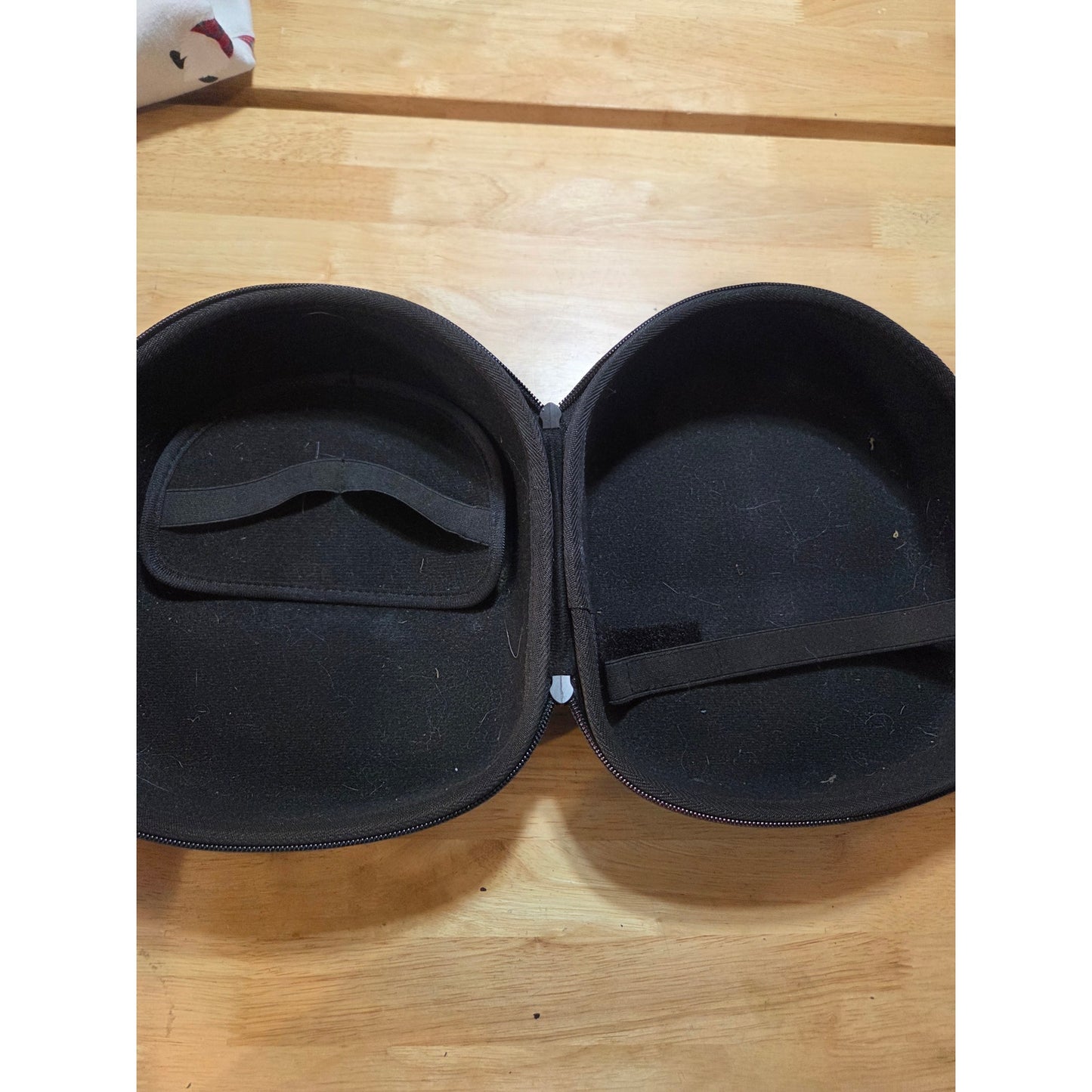 Oculus VR headset case needs a little glue good condition otherwise oculus
