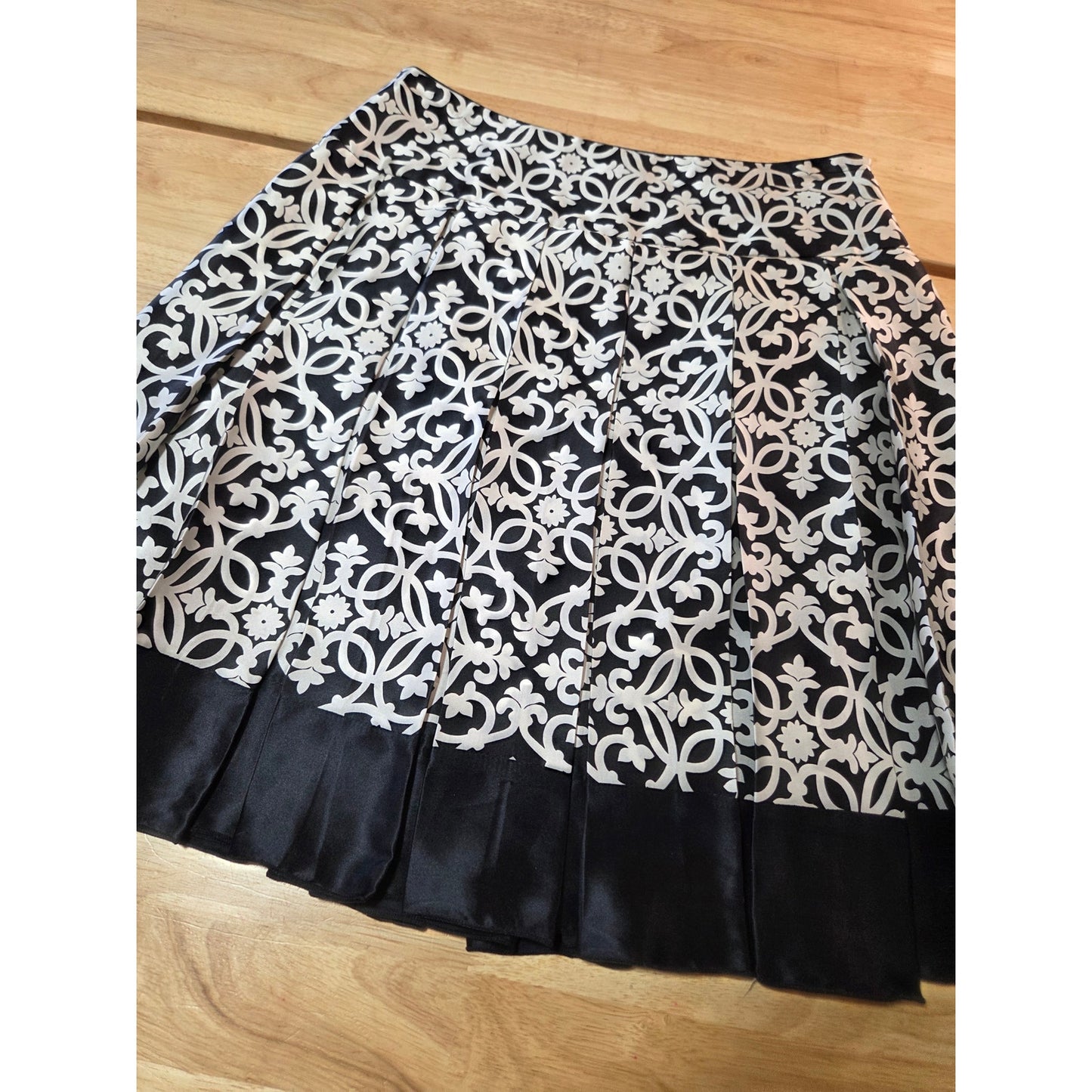 White House Black Market silk A-line skirt invisible zipper size 4 graphic