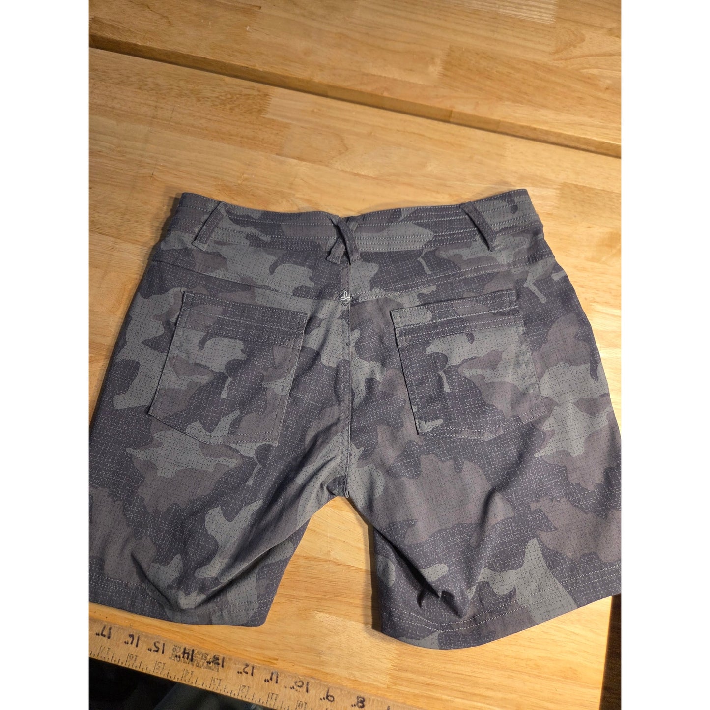 Prana size 6 gray camouflage exercise shorts Pockets button zipper activewear