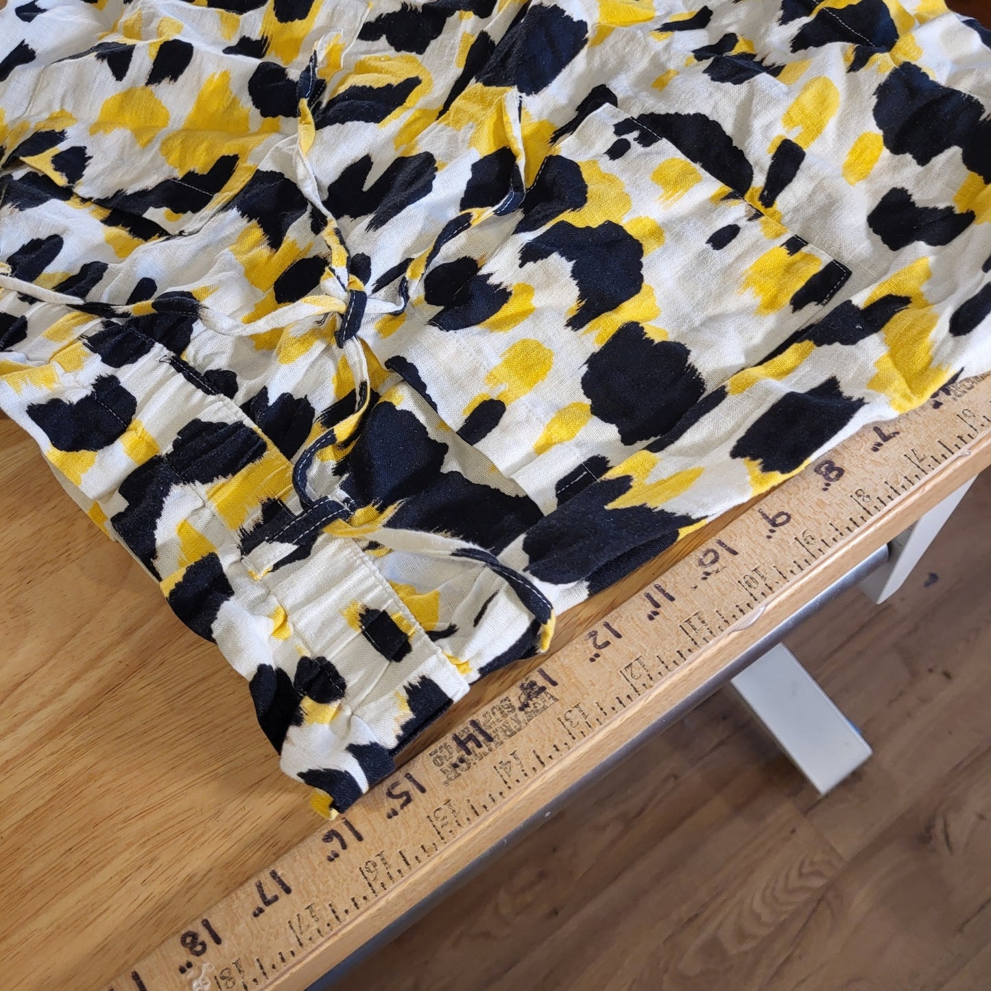 Who What Where Linen Rayon Yellow & Black Abstract Elastic Waist Shorts Small