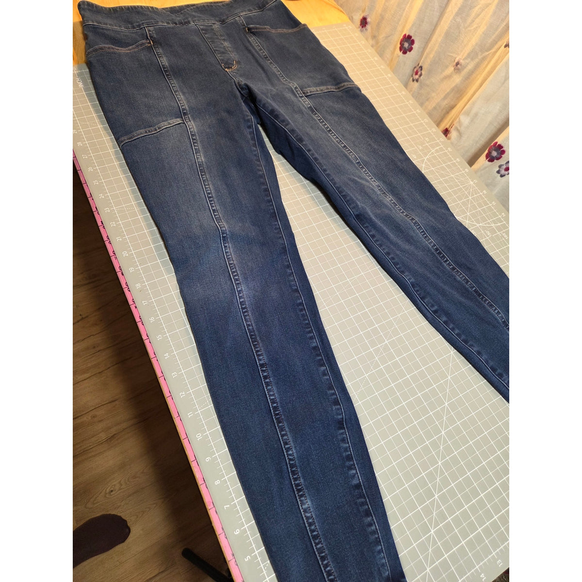 Duluth Trading Company skinny jeans gusseted same detail down the leg size 6
