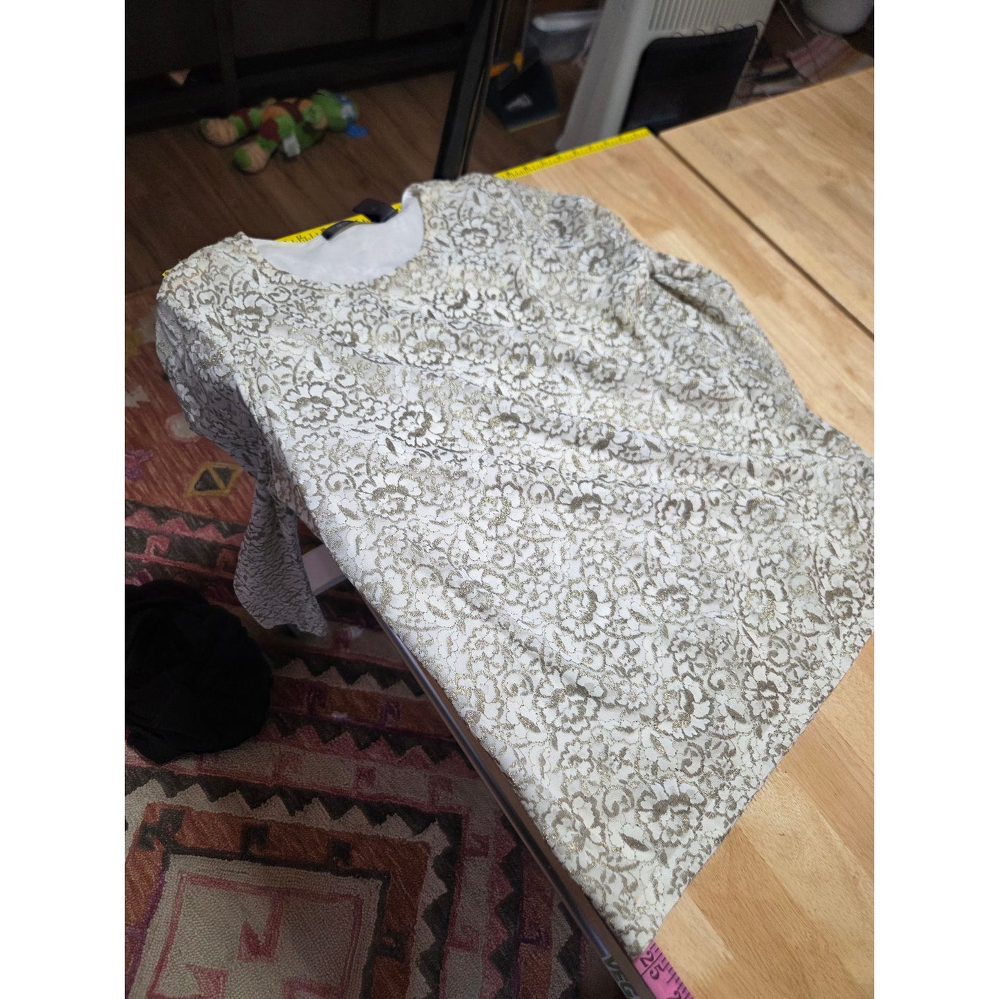 Liz Claiborne white metallic gold lace blouse lined size medium stretch