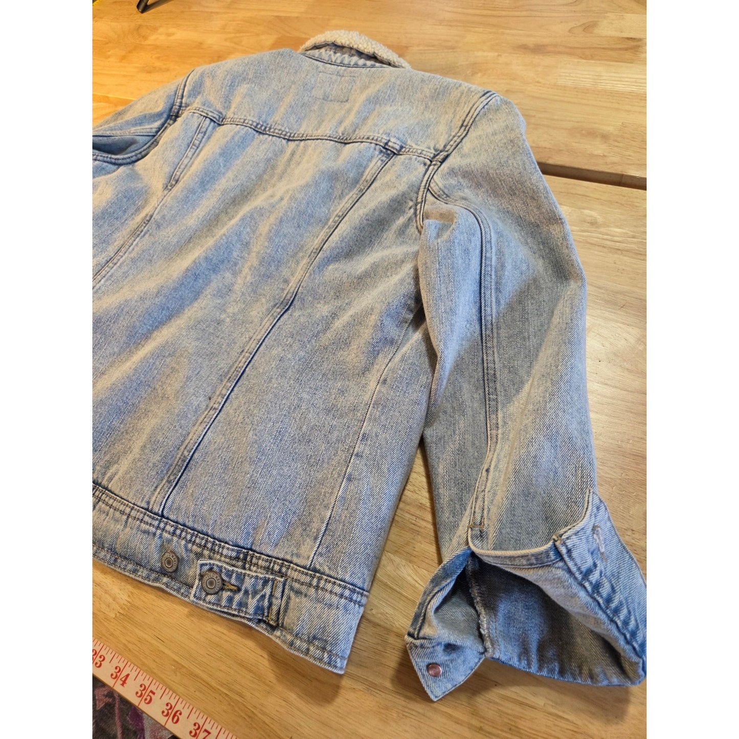 Generic light wash denim shearling faux lined Jean jacket pockets medium