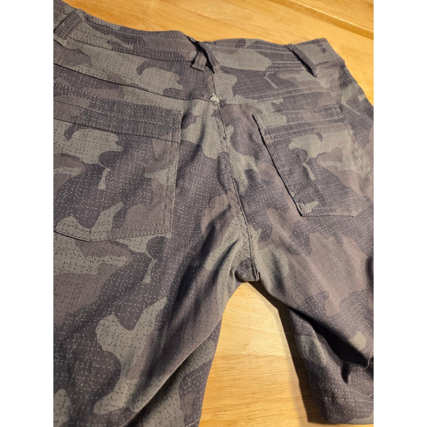 Prana size 6 gray camouflage exercise shorts Pockets button zipper activewear
