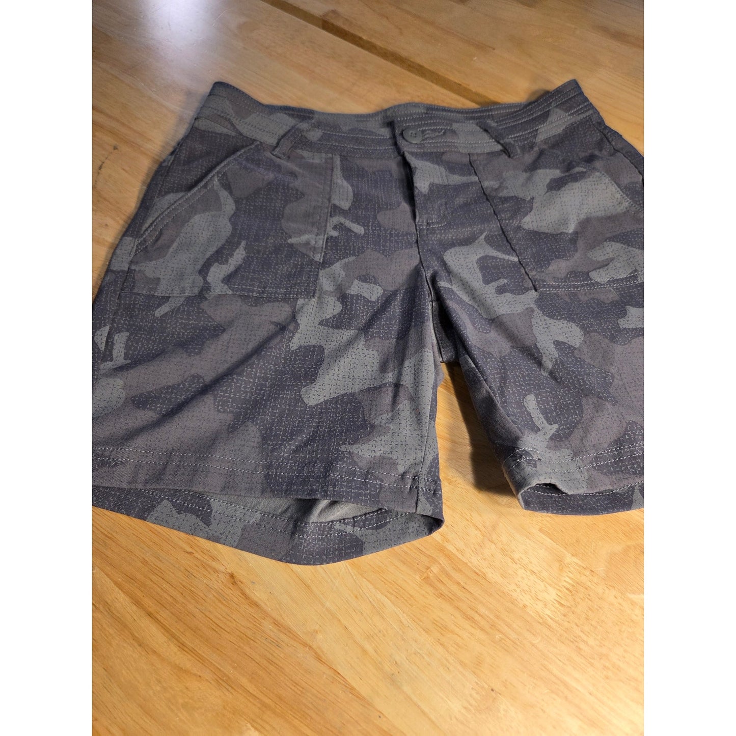 Prana size 6 gray camouflage exercise shorts Pockets button zipper activewear