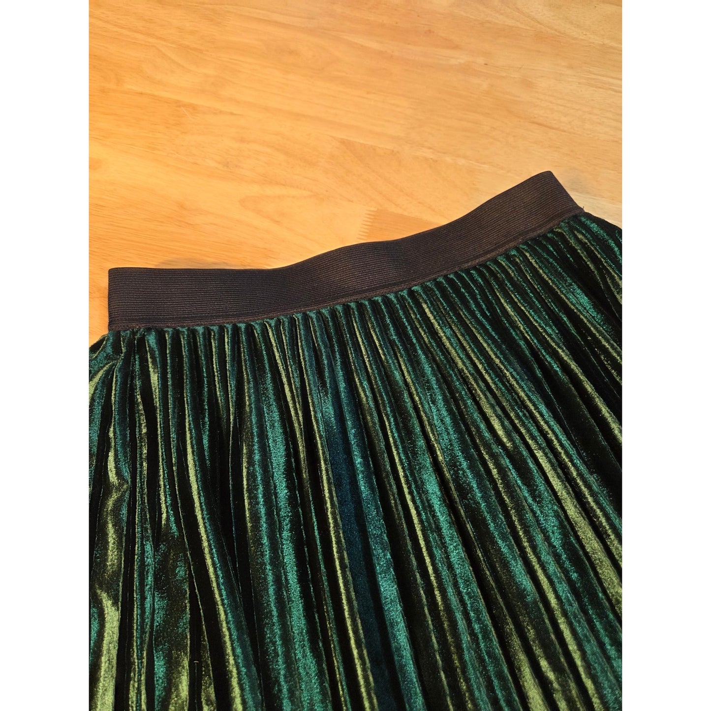 Lili's closet Xs Petite elastic waist green velvet pleated knee length skirt