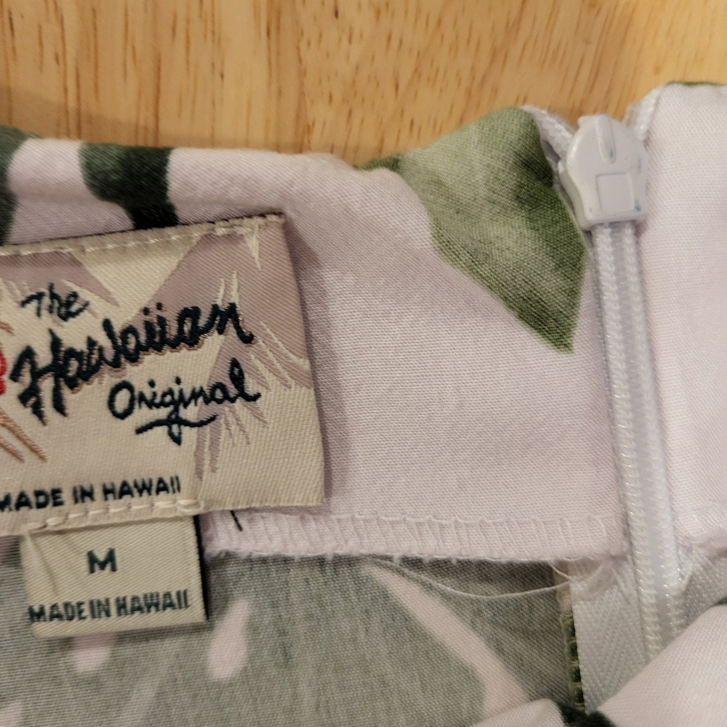 Hilo Hattie Vintage Made In Hawaii Rayon Botanical Print 17" P2P Medium