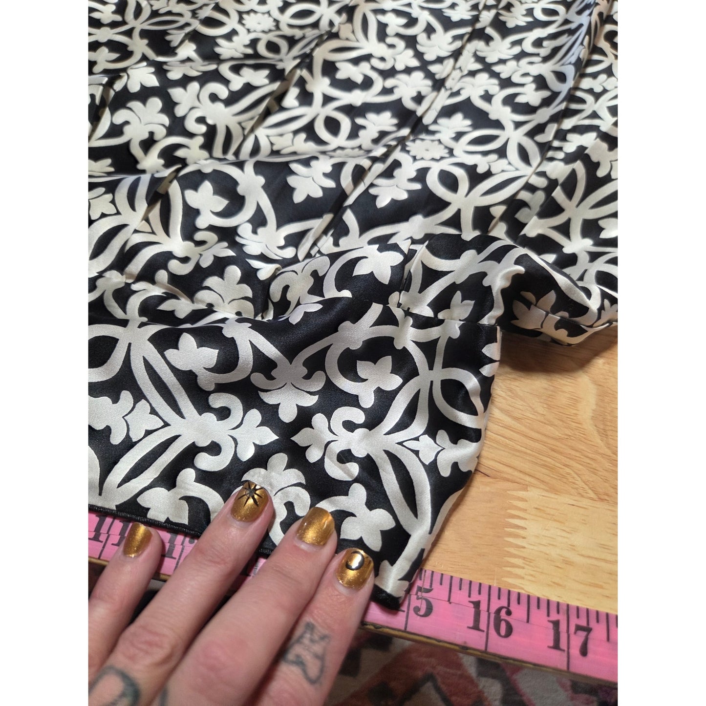 White House Black Market silk A-line skirt invisible zipper size 4 graphic