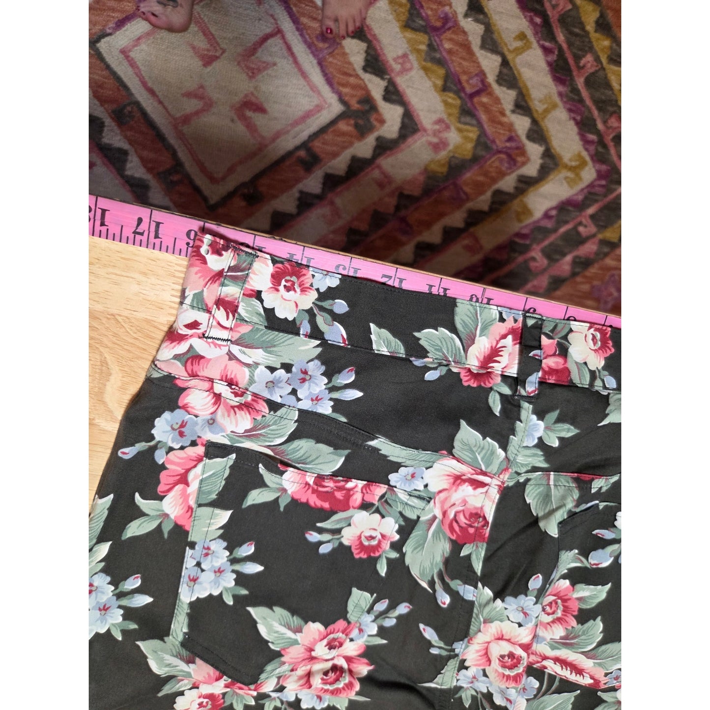 Lauren by Ralph Lauren size 12 pink and black floral cropped straight leg jeans