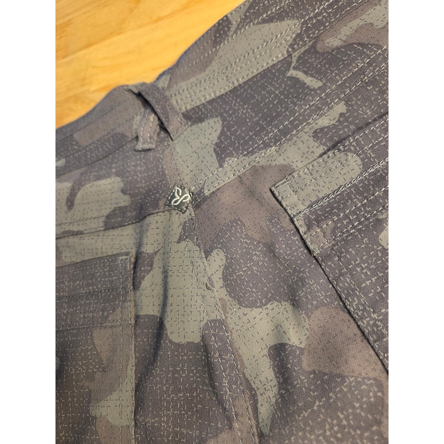 Prana size 6 gray camouflage exercise shorts Pockets button zipper activewear