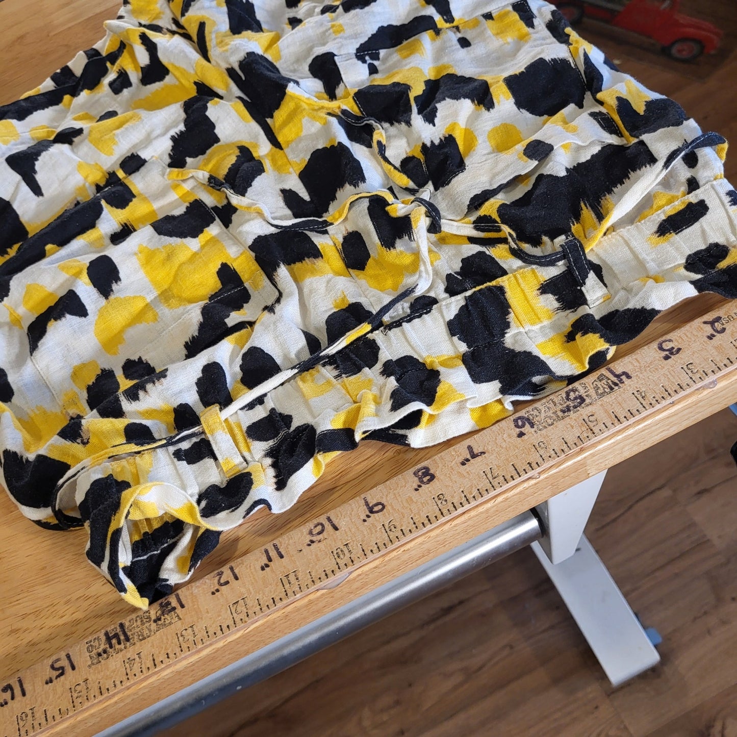Who What Where Linen Rayon Yellow & Black Abstract Elastic Waist Shorts Small