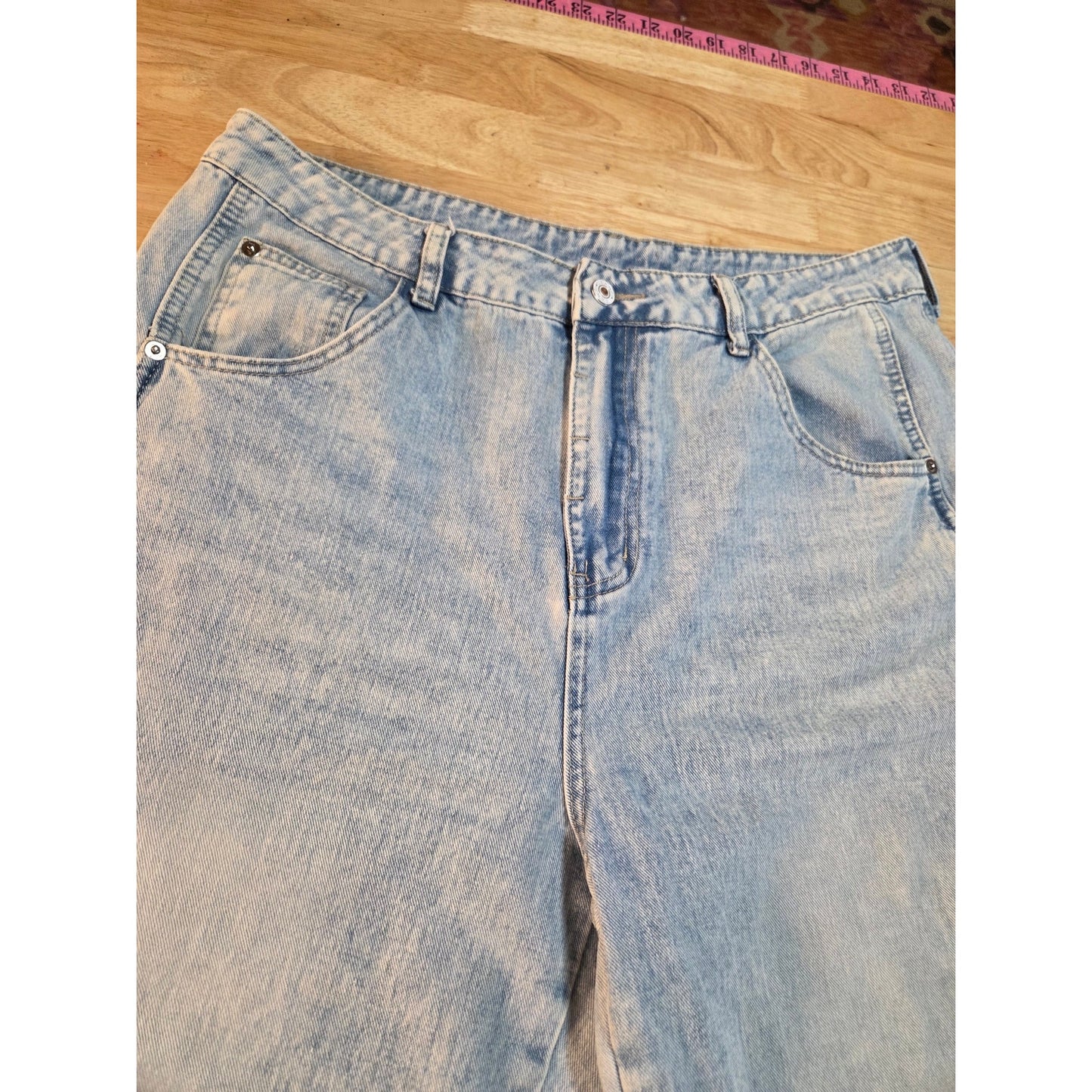 Light acid washed barrel jeans 36-in waist