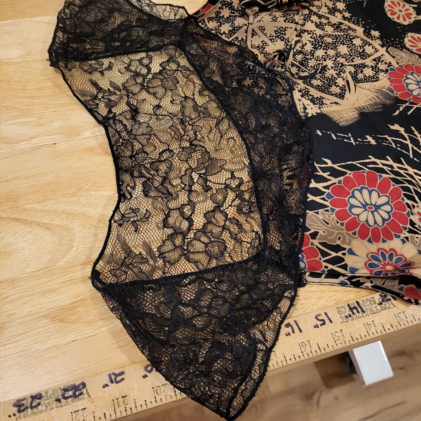 100% Silk Size 6 Floral Asian Print Blouse Lace Neck Details 18" P2P 20" Sh-Hem