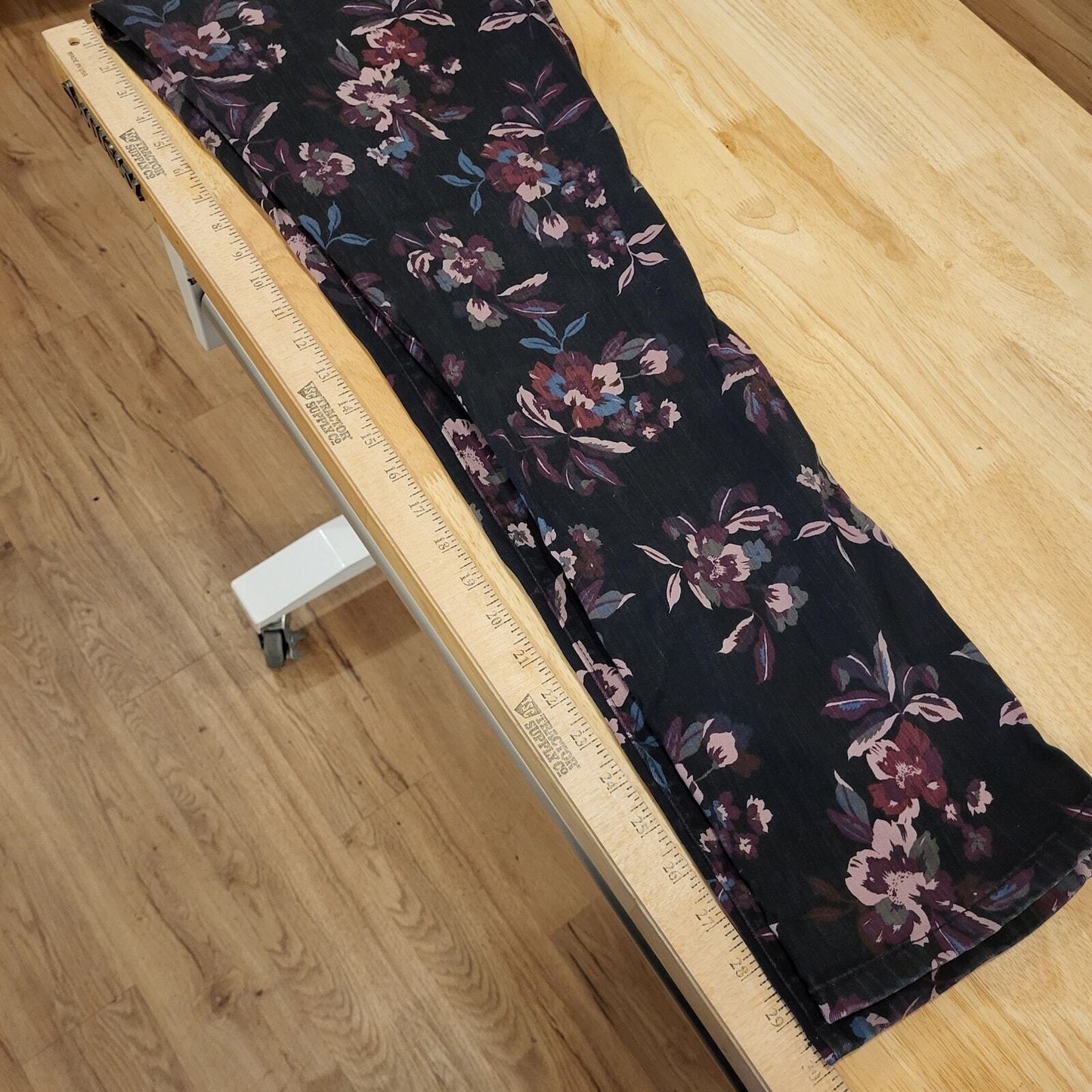 Black Background Floral Bandolino Size 12 Straight Leg Jeans Amy Pockets 