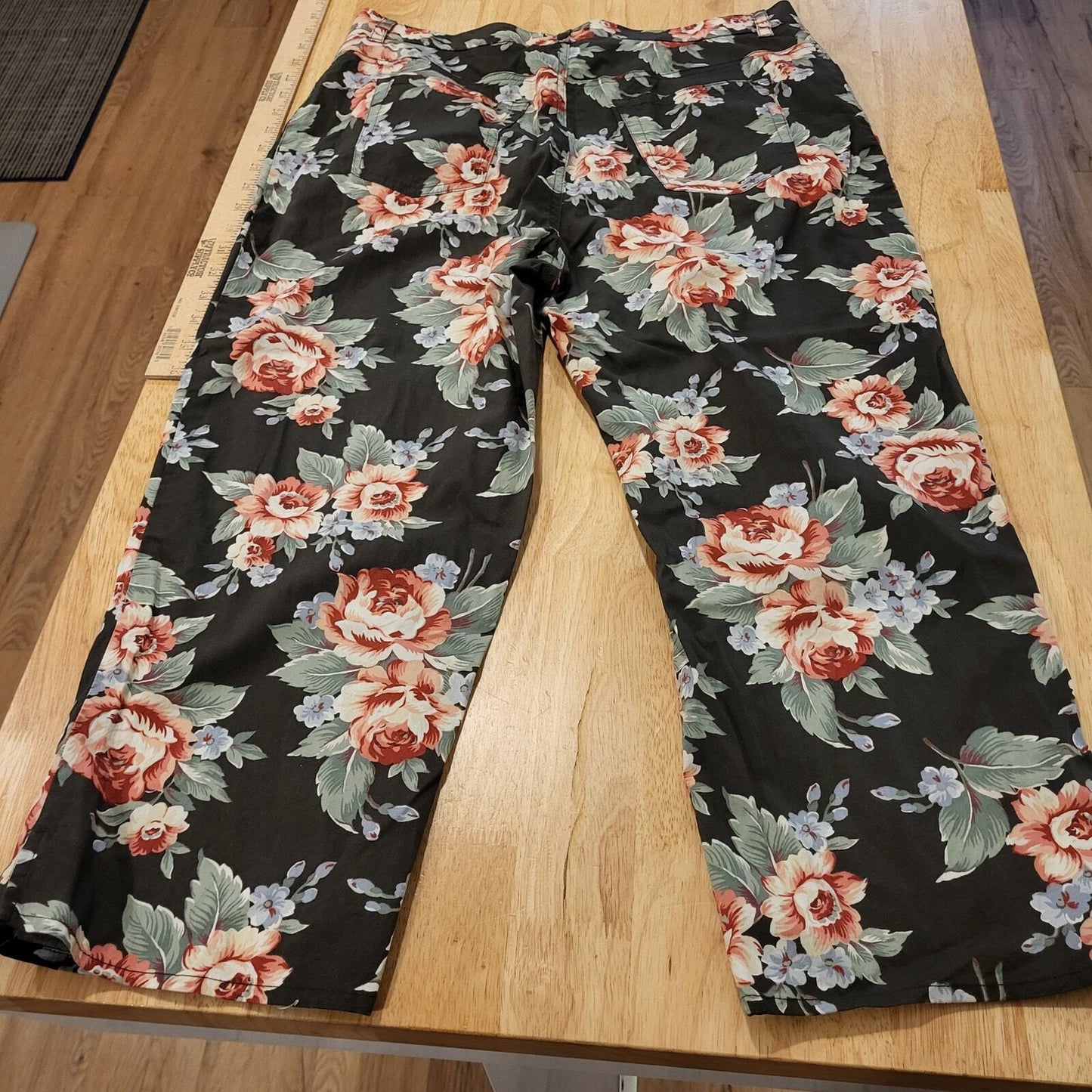  Lauren by Ralph Lauren cotton size 12 Black background floral print cropped
