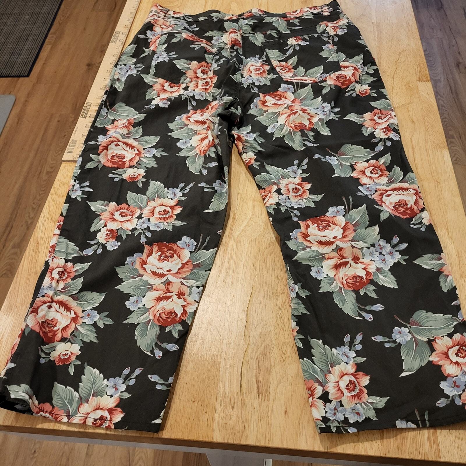  Lauren by Ralph Lauren cotton size 12 Black background floral print cropped