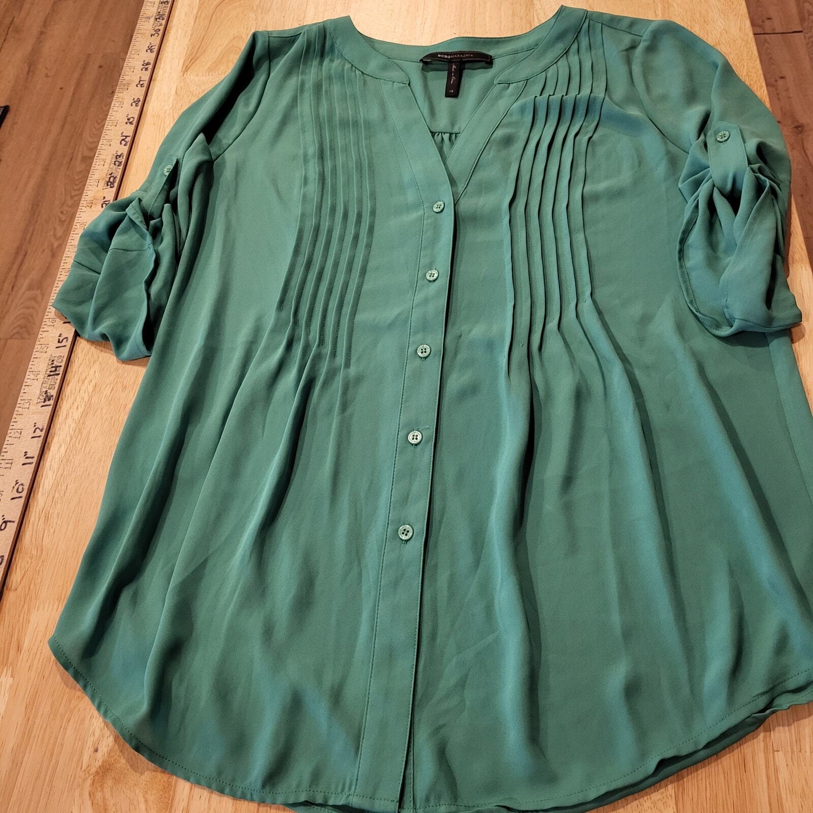 BCBGMAXAZRIA Green Rayon 3/4 length sleeve Blouse XS Pleated 20" Pit to pit 