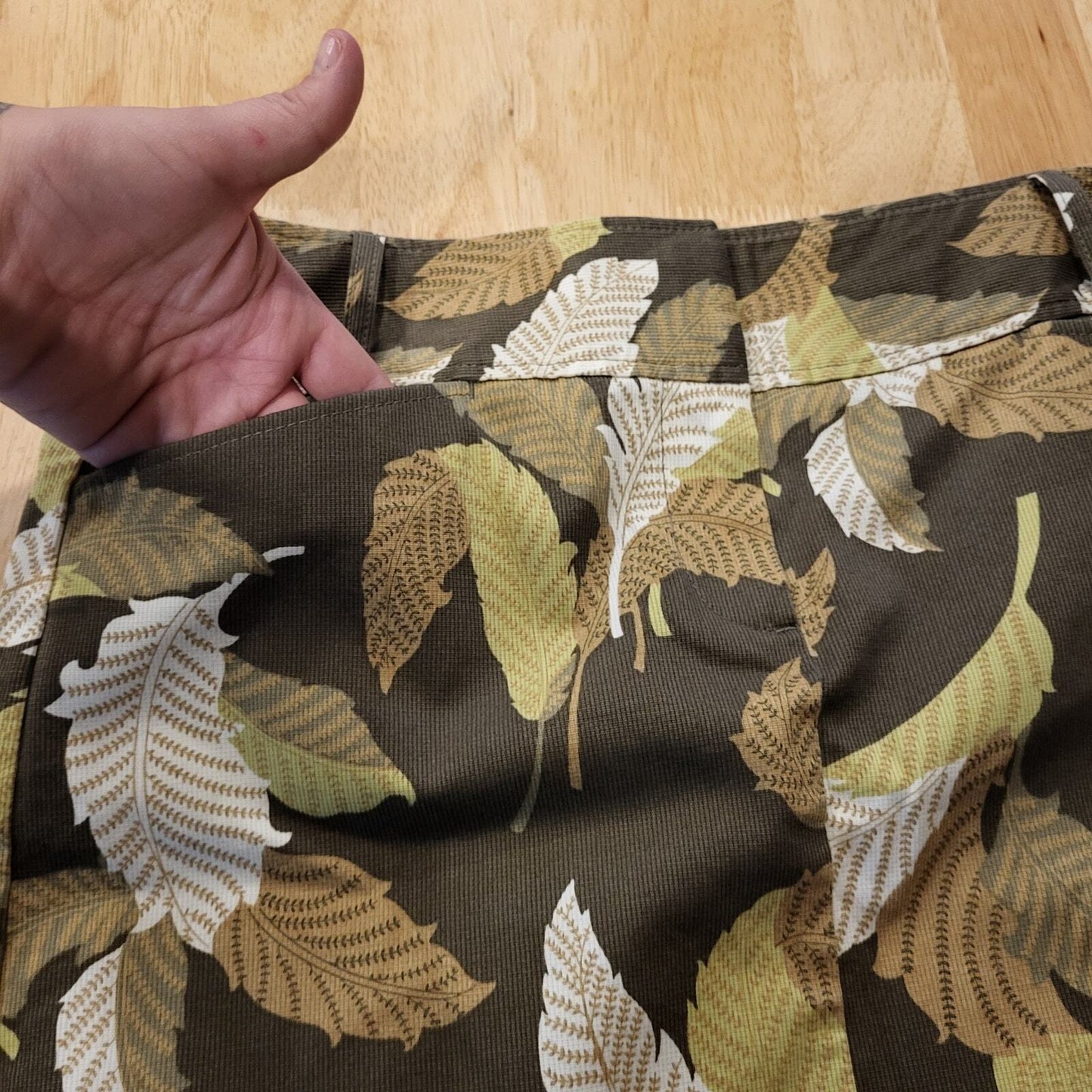 Ann Taylor Green Botanical print mini skirt pockets 30 in Waist 17-in length 6p