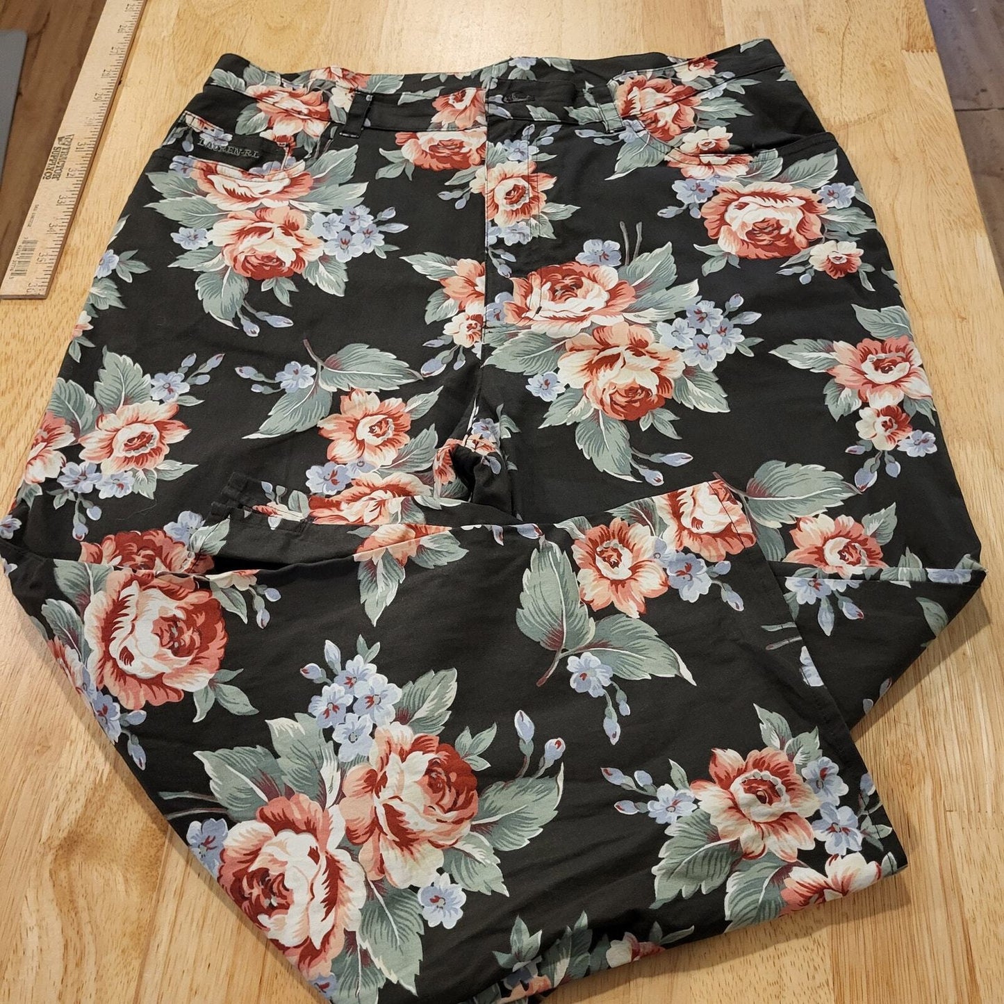  Lauren by Ralph Lauren cotton size 12 Black background floral print cropped