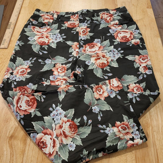  Lauren by Ralph Lauren cotton size 12 Black background floral print cropped