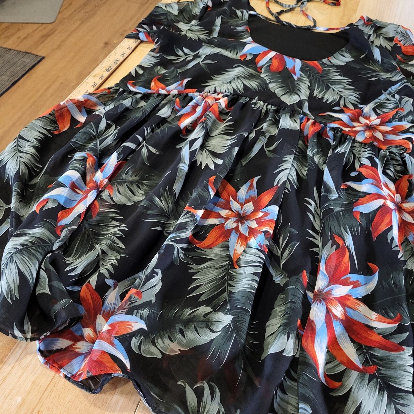 Aura Large Botanical Print Flowy Knee Length Dress Tie Back Empire Lined Sleeve