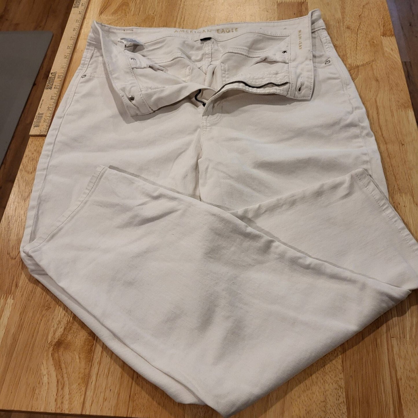 White American Eagle Outfitters Stretch Straight Leg Jeans 12 Regular
