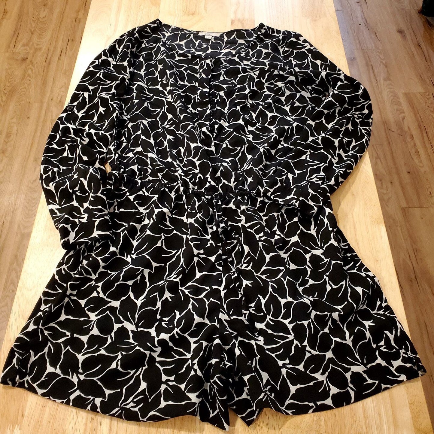 Ann Taylor Loft Black & White Abstract Romper Long Sleeve Shorts  Size 6 