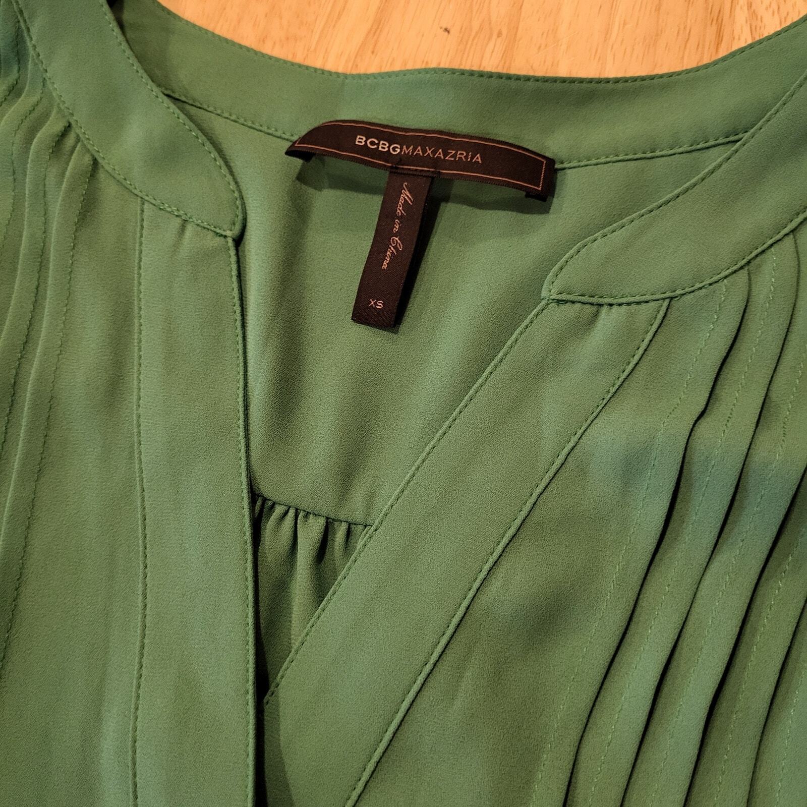 BCBGMAXAZRIA Green Rayon 3/4 length sleeve Blouse XS Pleated 20" Pit to pit 