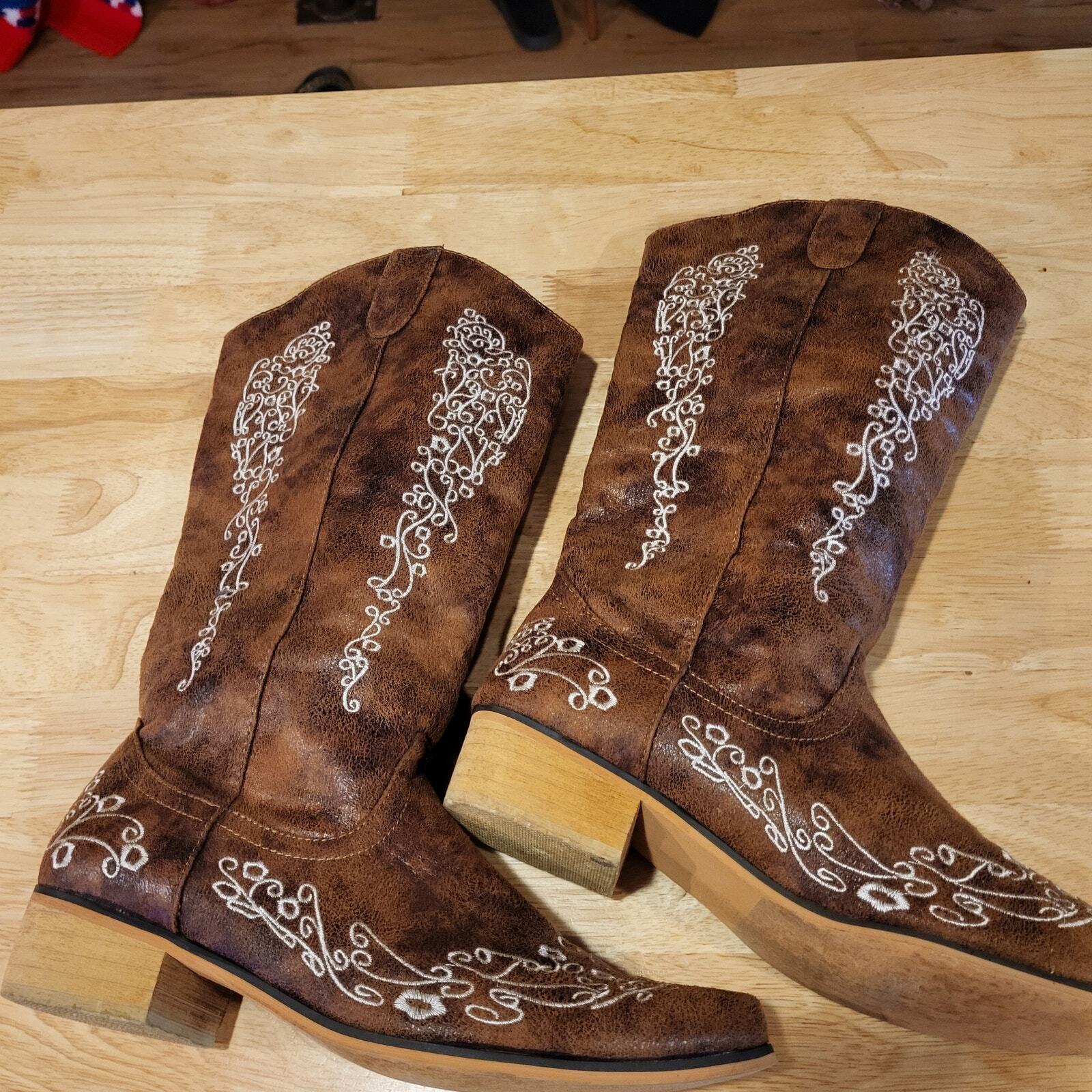 Southern Friend Chic Cheer Cowboy Boots Pointed Toe White Floral Embroidered 9.5