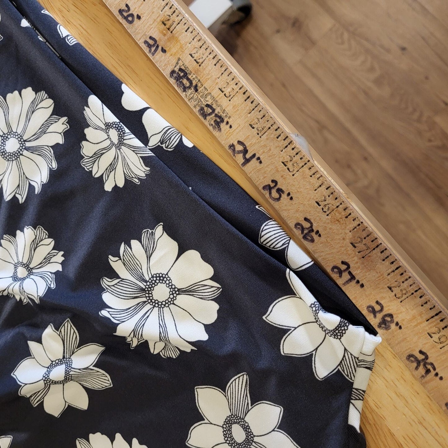 New with tag Billabong Daisy print black and white elastic waist bell bottom L