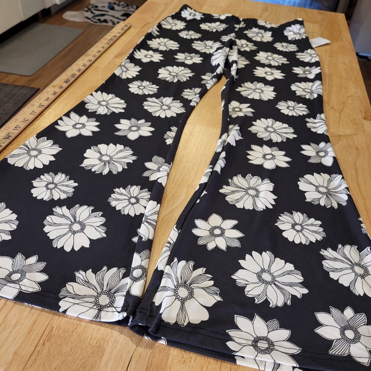 New with tag Billabong Daisy print black and white elastic waist bell bottom L