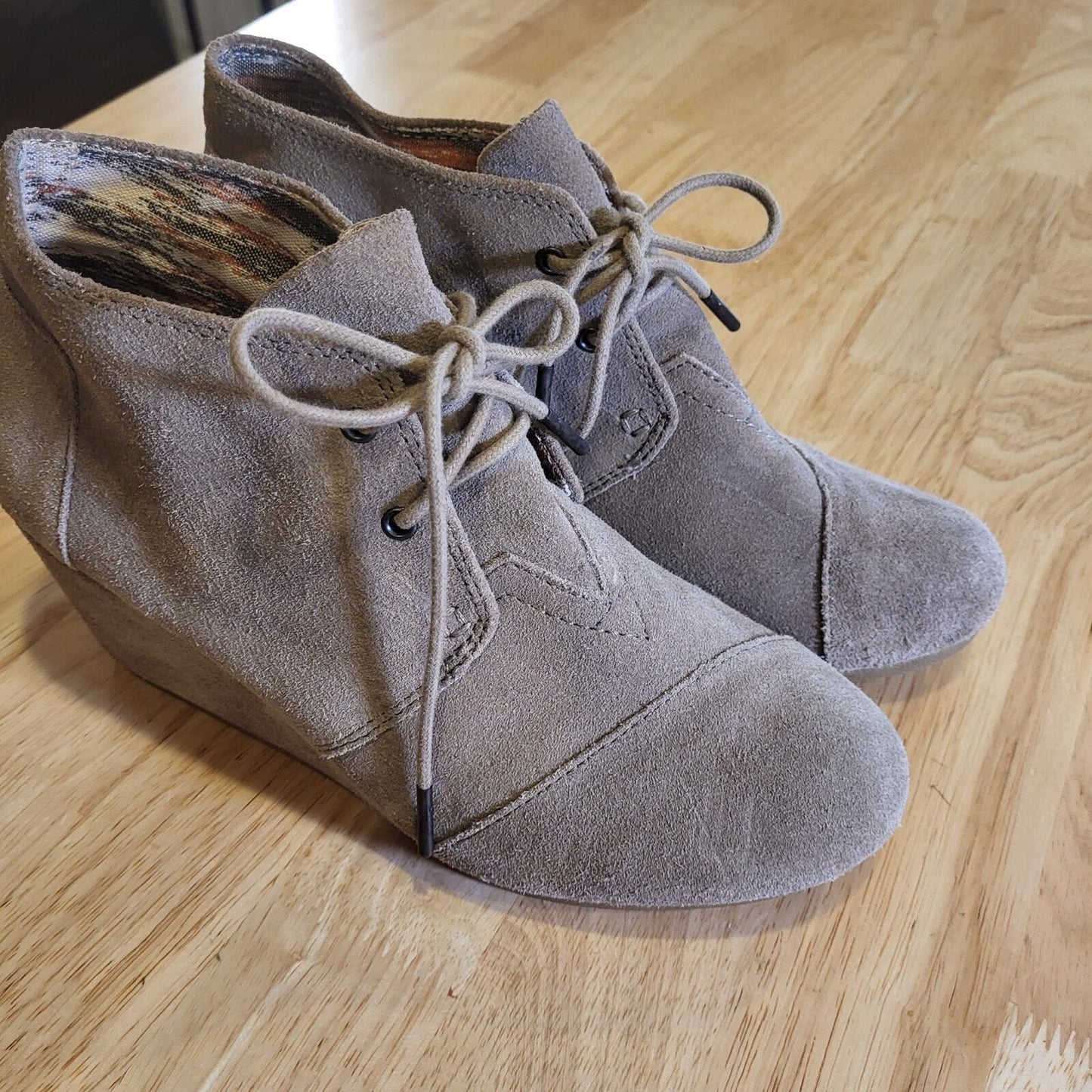TOMS Gray Suede Leather Wedge Tie 8.5 